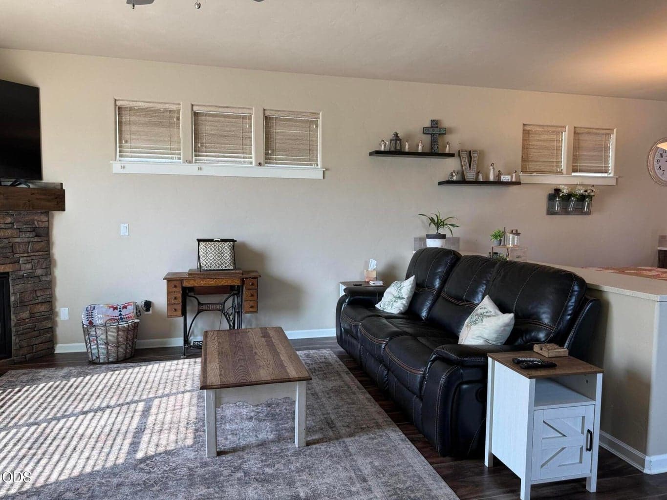 Photo of 1296 Wilshire Drive 5 of 33