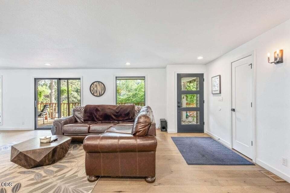 Photo of 1510 NW West Hills Avenue 6 of 44
