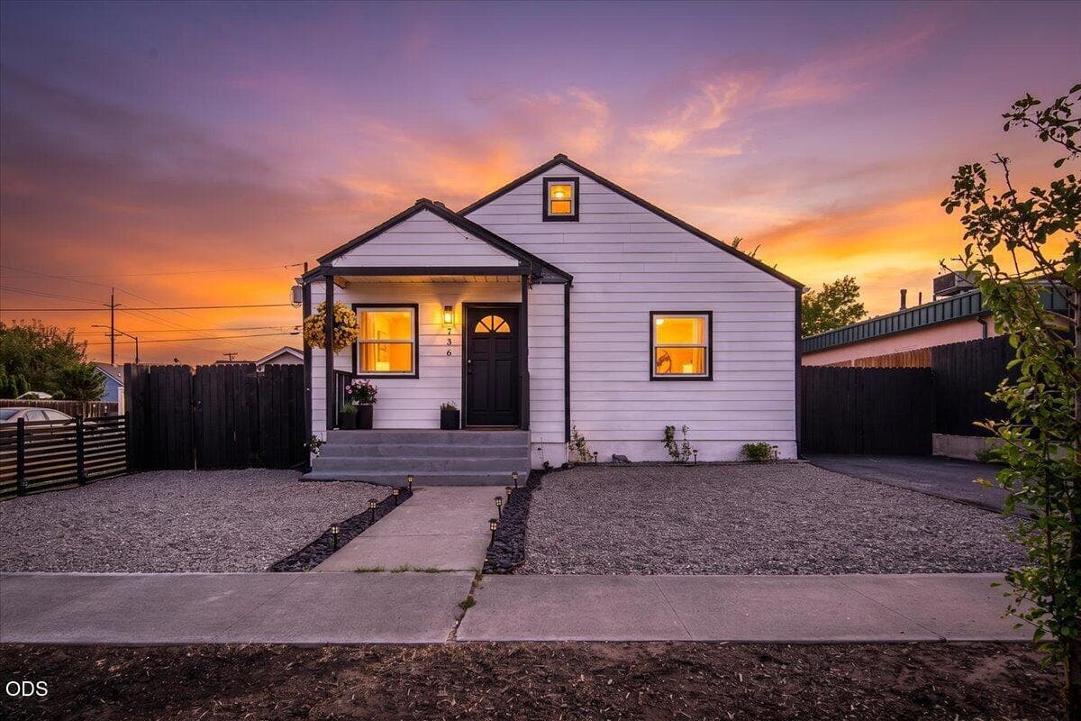 Location is IDEAL for Air B&B or Small business!!