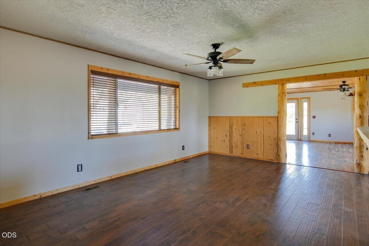 Photo of 8516 NE 33rd Street 4 of 57