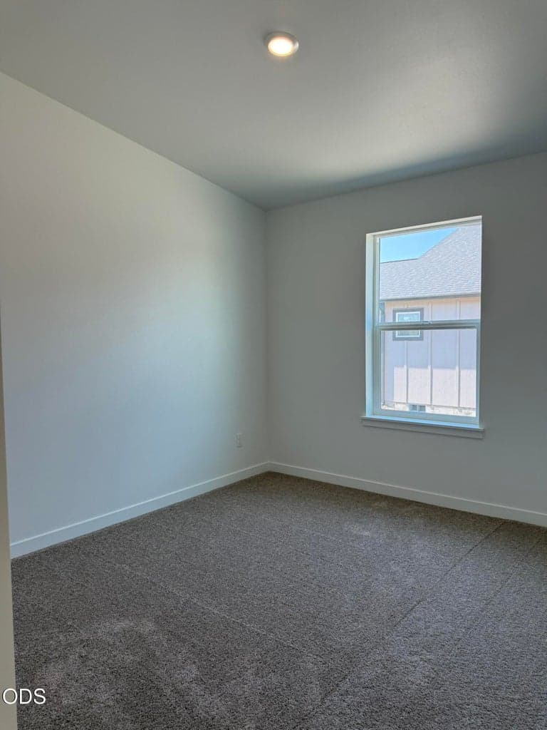Photo of 202 SE Peppermint Loop 17 of 21