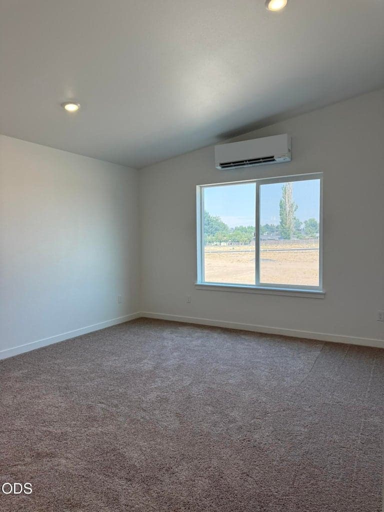 Photo of 202 SE Peppermint Loop 12 of 21