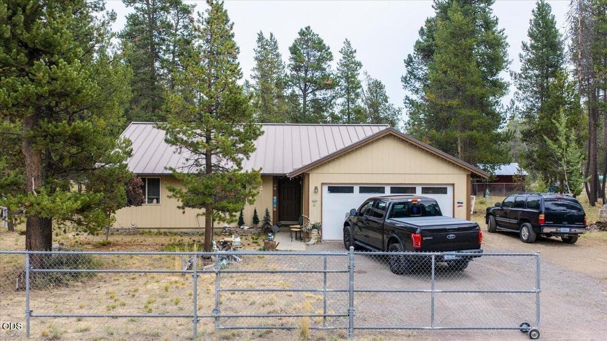 Photo of 54690 Pinewood Avenue 1 of 34