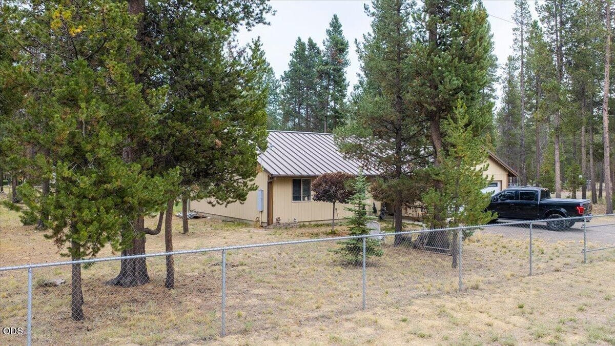 Photo of 54690 Pinewood Avenue 3 of 34