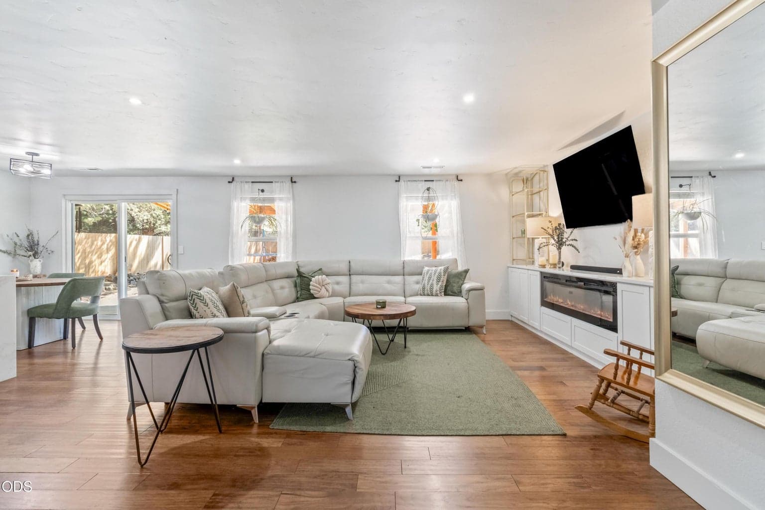 Livingroom with Fireplace