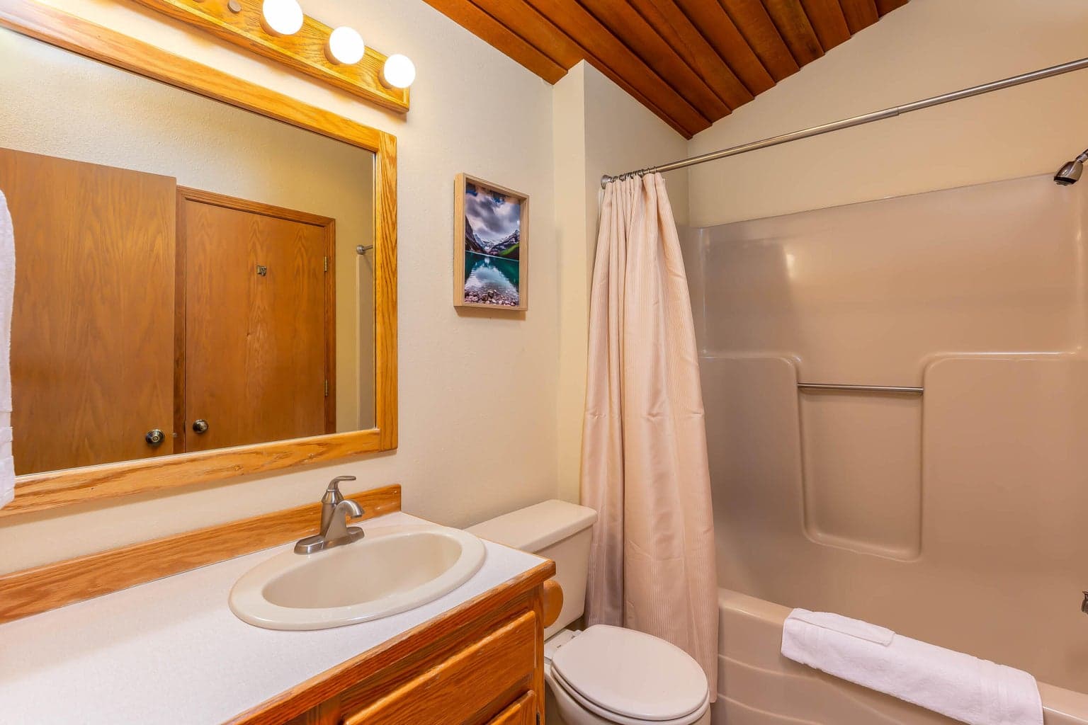 Upstairs guest bath with access from the hallway and bedroom 2