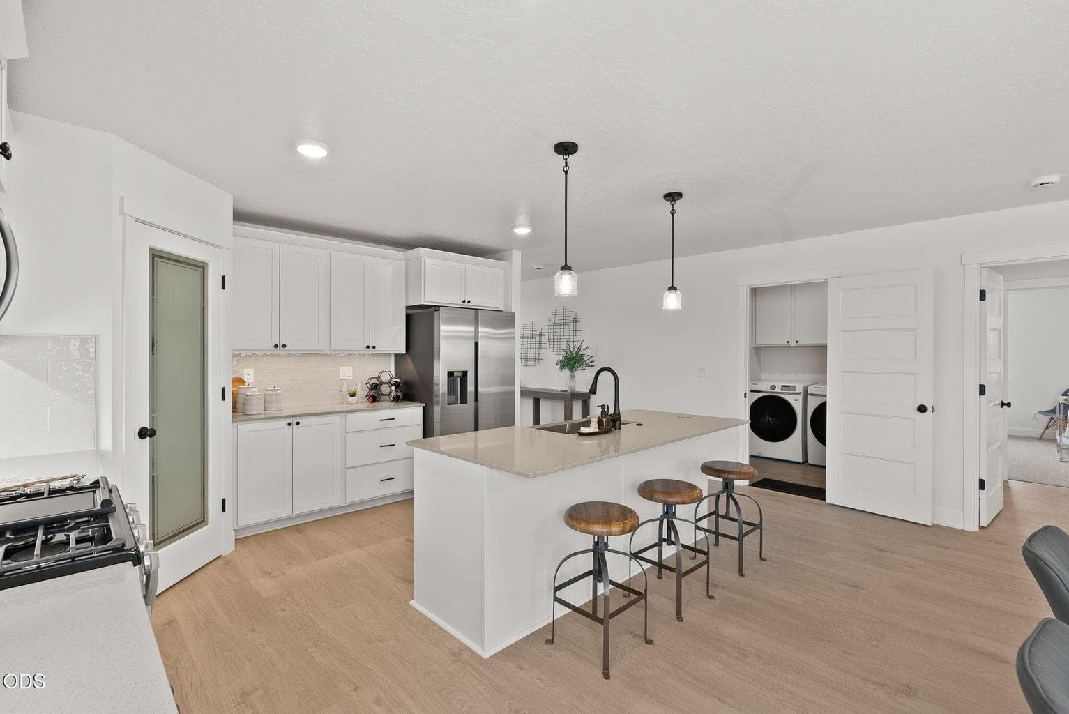 Photo of 465 NW Monte Vista Avenue 8 of 35
