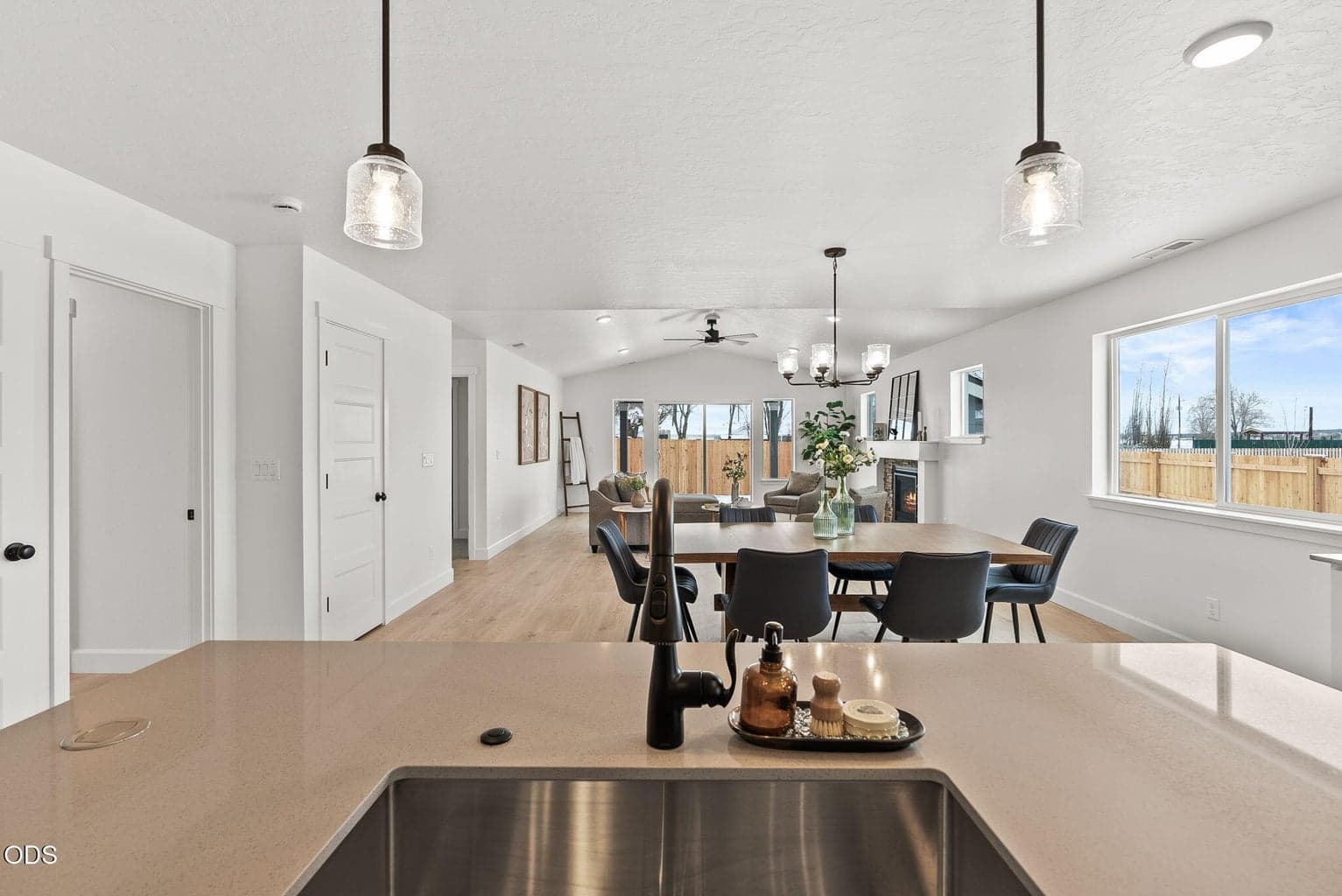 Photo of 465 NW Monte Vista Avenue 9 of 35