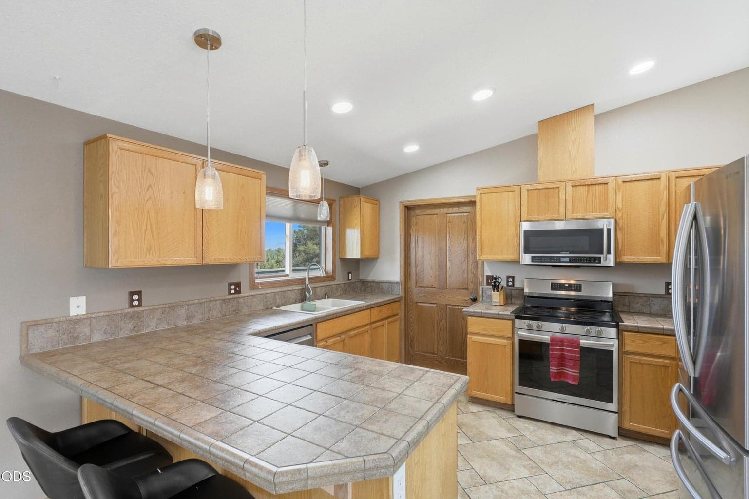 Kitchen with Breakfast bar