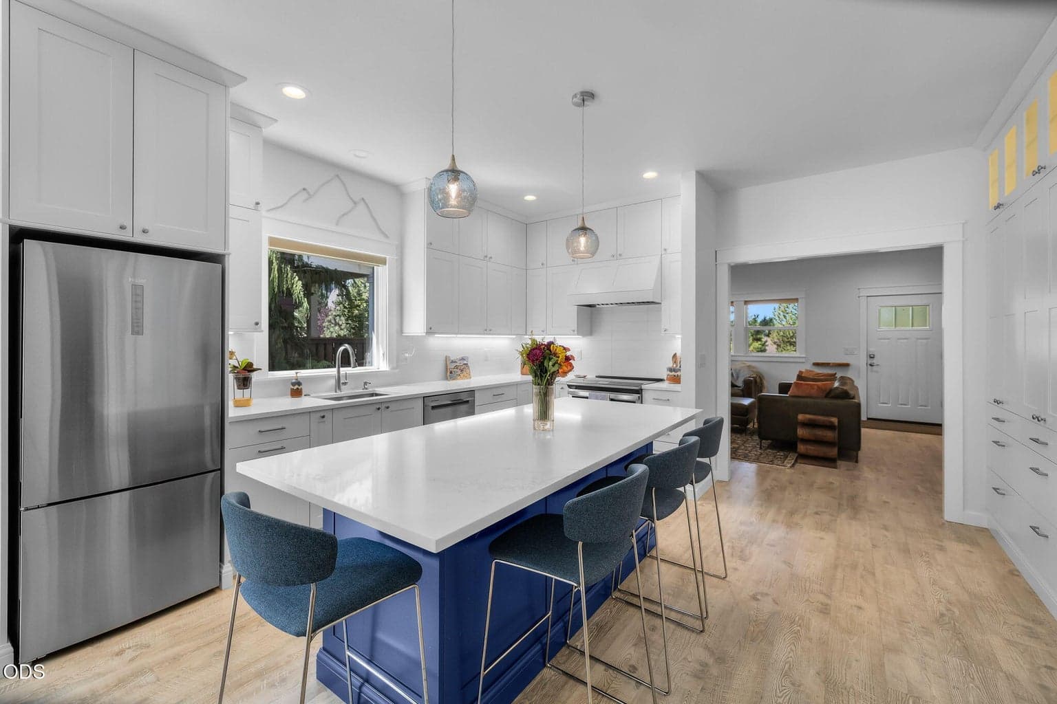 Photo of 762 NW Mount Washington Drive 9 of 32