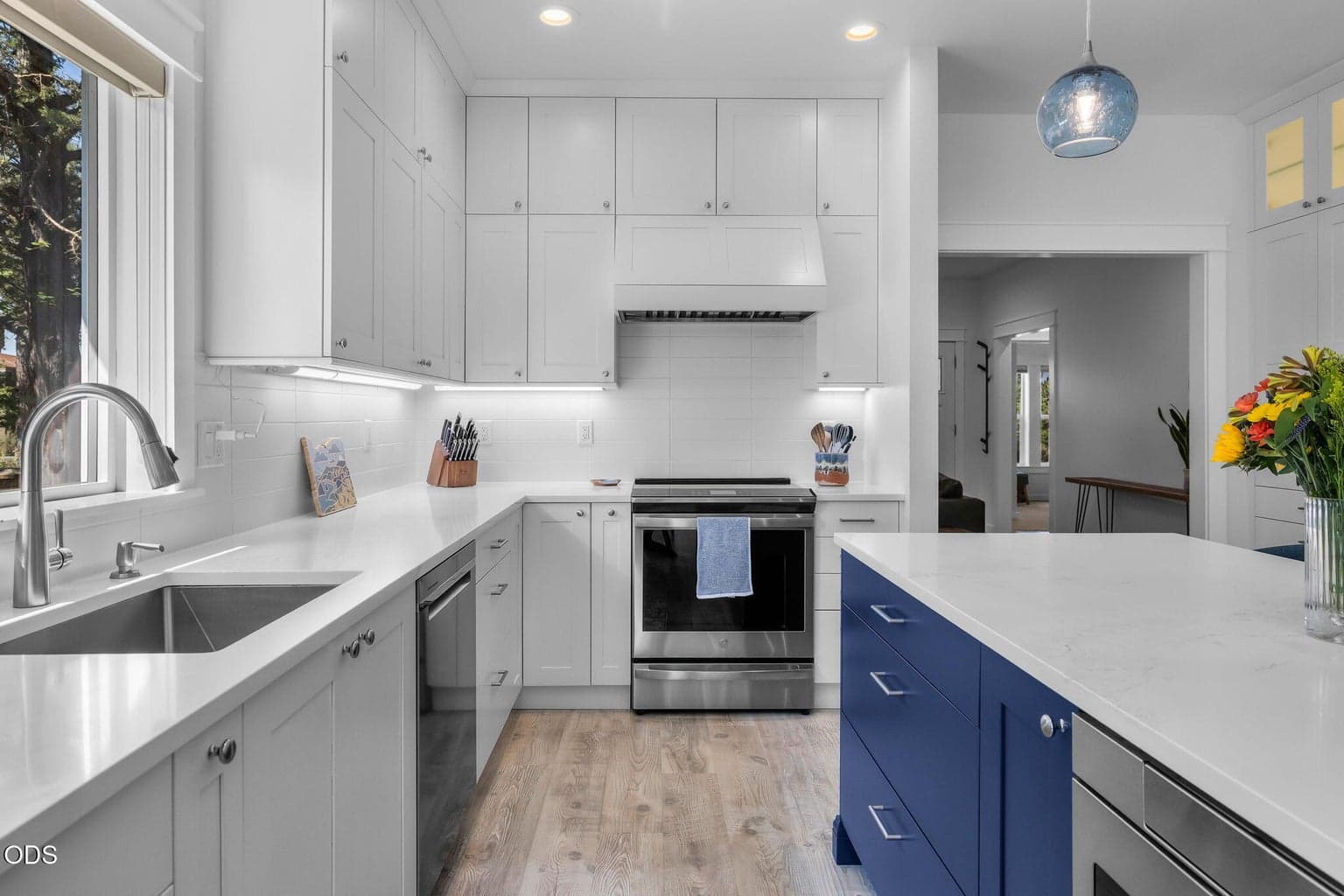 Photo of 762 NW Mount Washington Drive 7 of 32