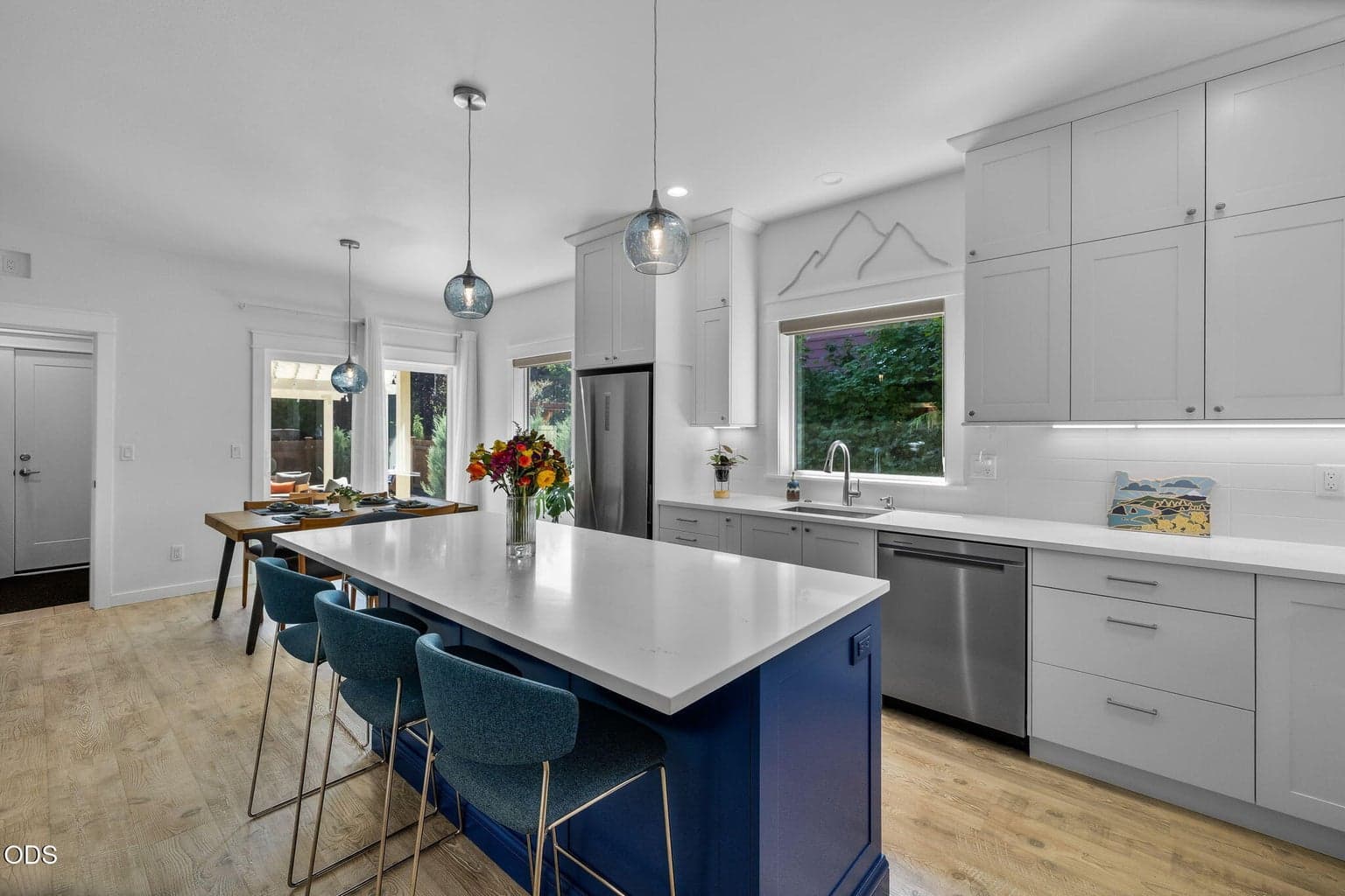 Photo of 762 NW Mount Washington Drive 8 of 32