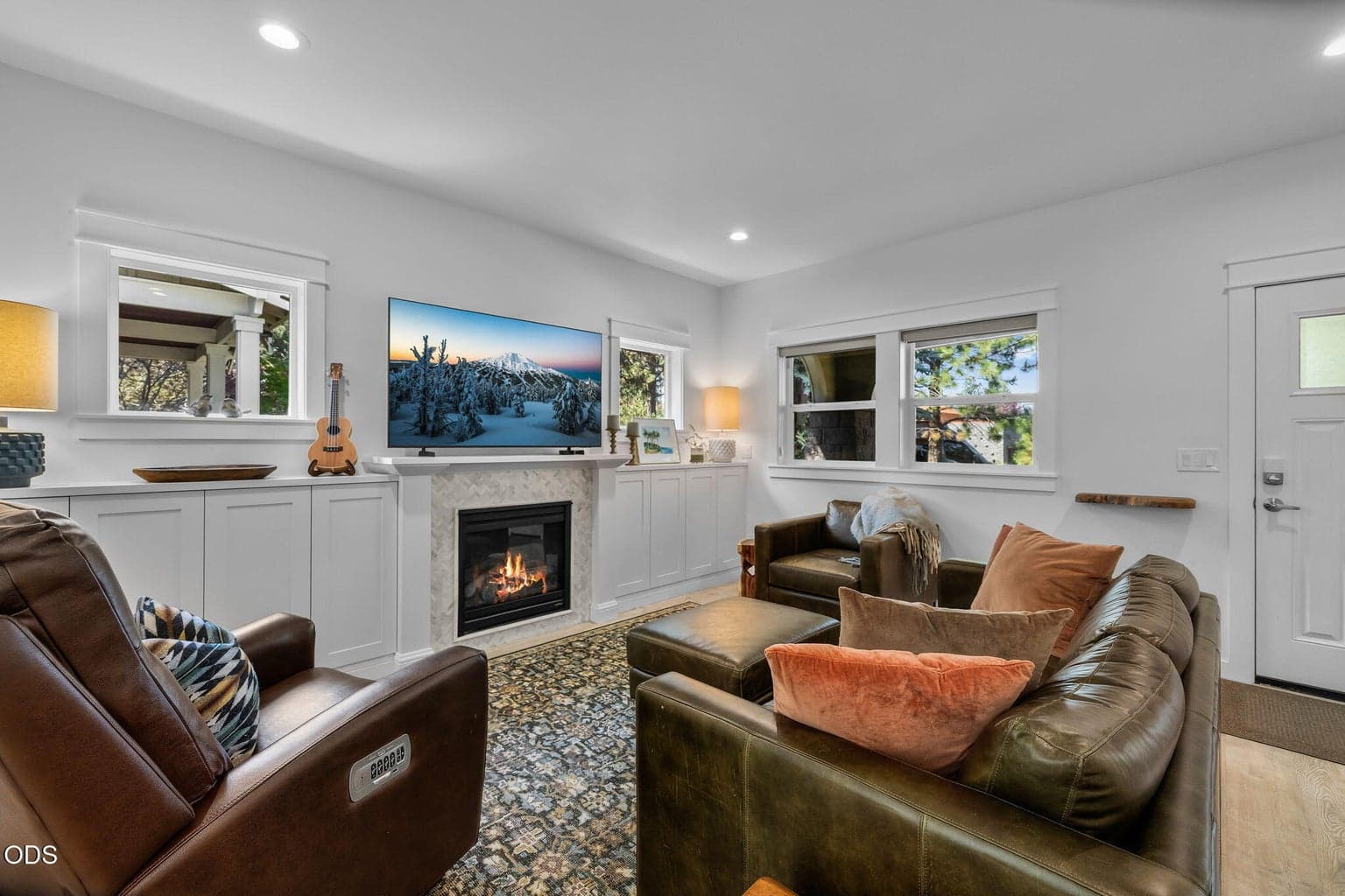 Photo of 762 NW Mount Washington Drive 6 of 32