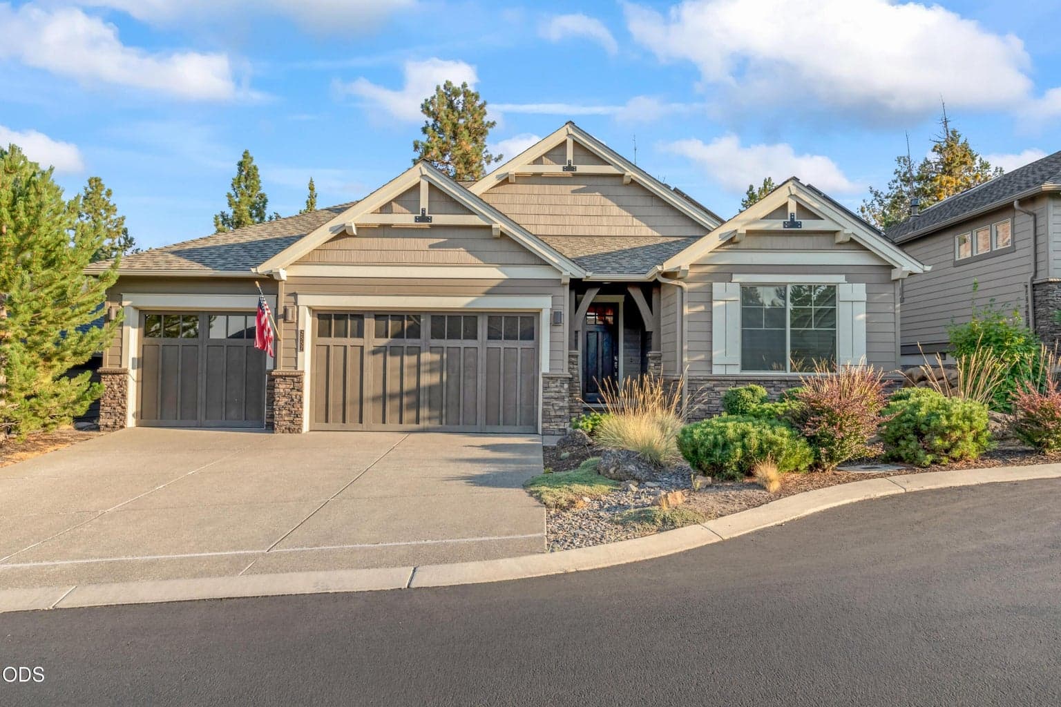 Photo of 2557 Pine Terrace Drive 2 of 47