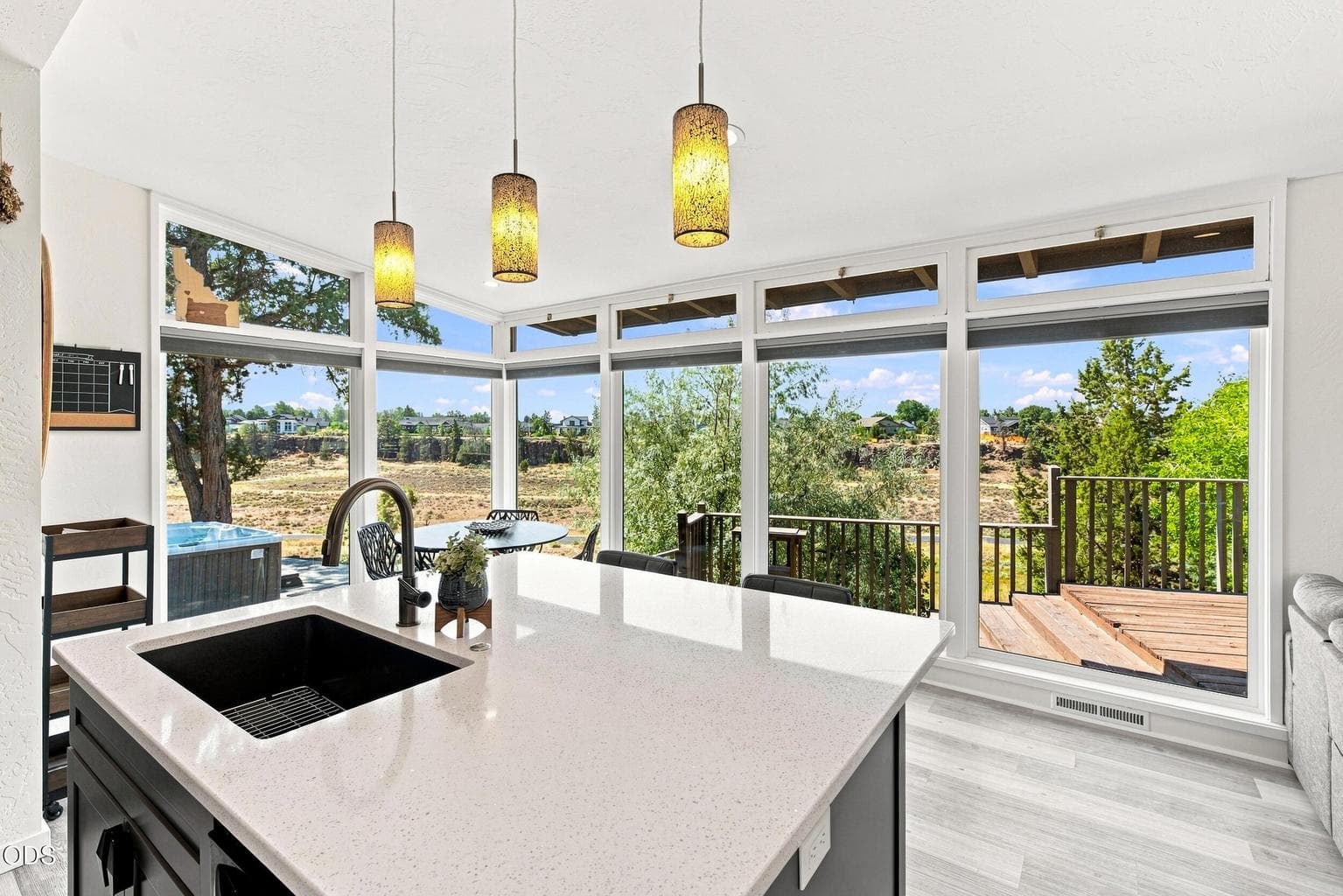 Photo of 655 NW Canyon Drive 6 of 48