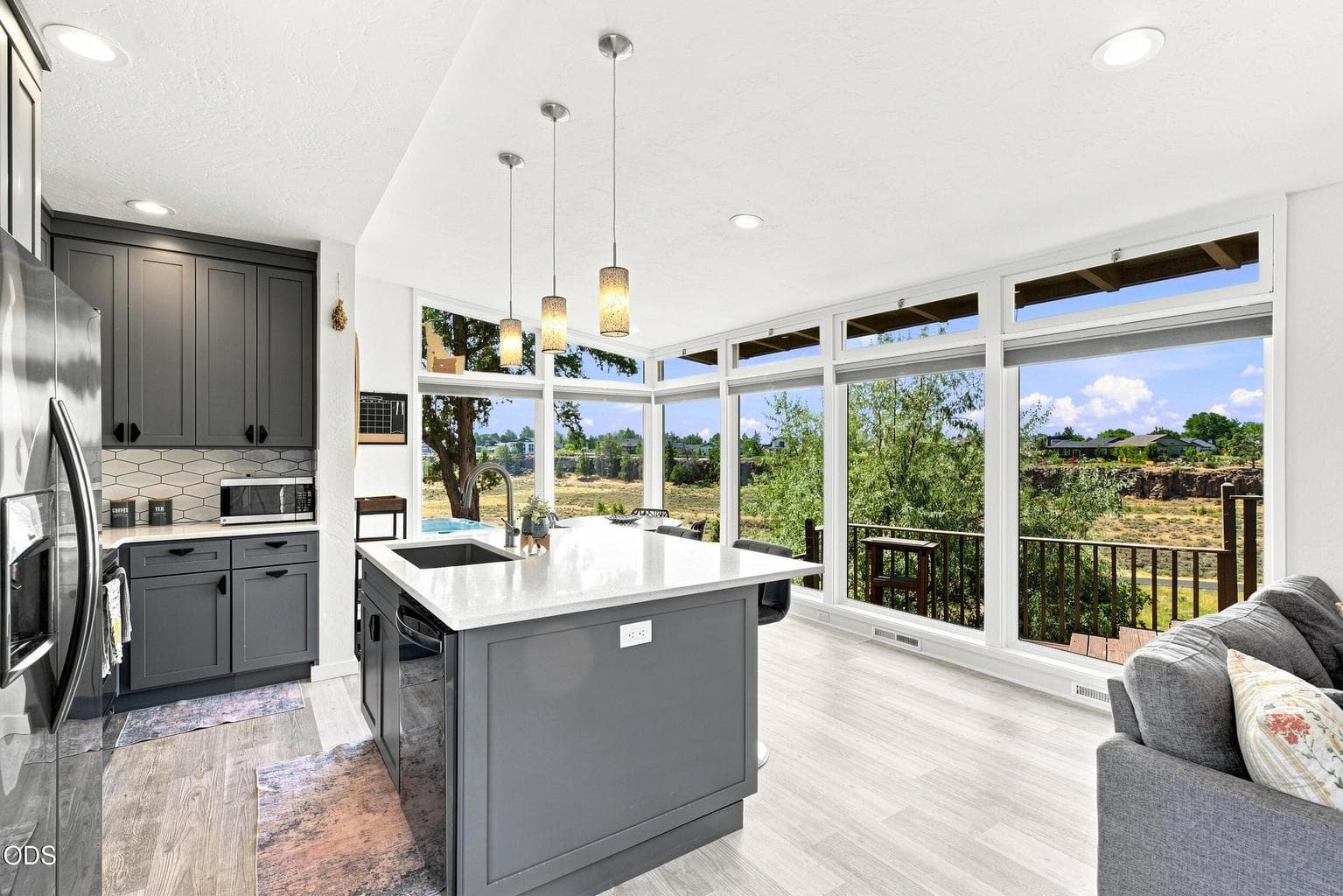 Photo of 655 NW Canyon Drive 7 of 48