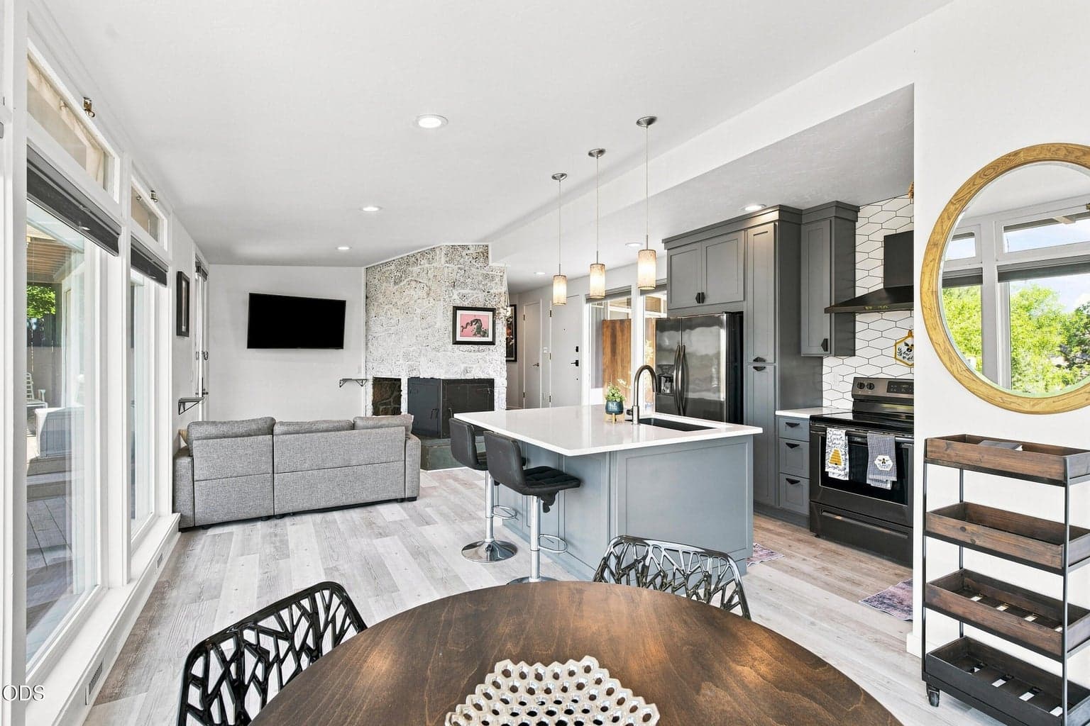 Photo of 655 NW Canyon Drive 8 of 48