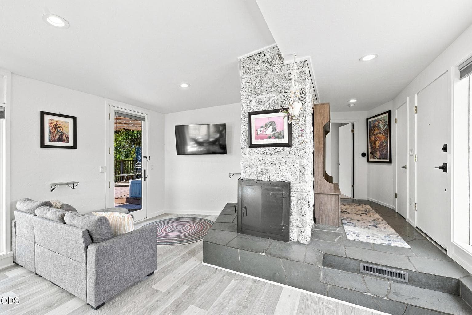 Photo of 655 NW Canyon Drive 10 of 48