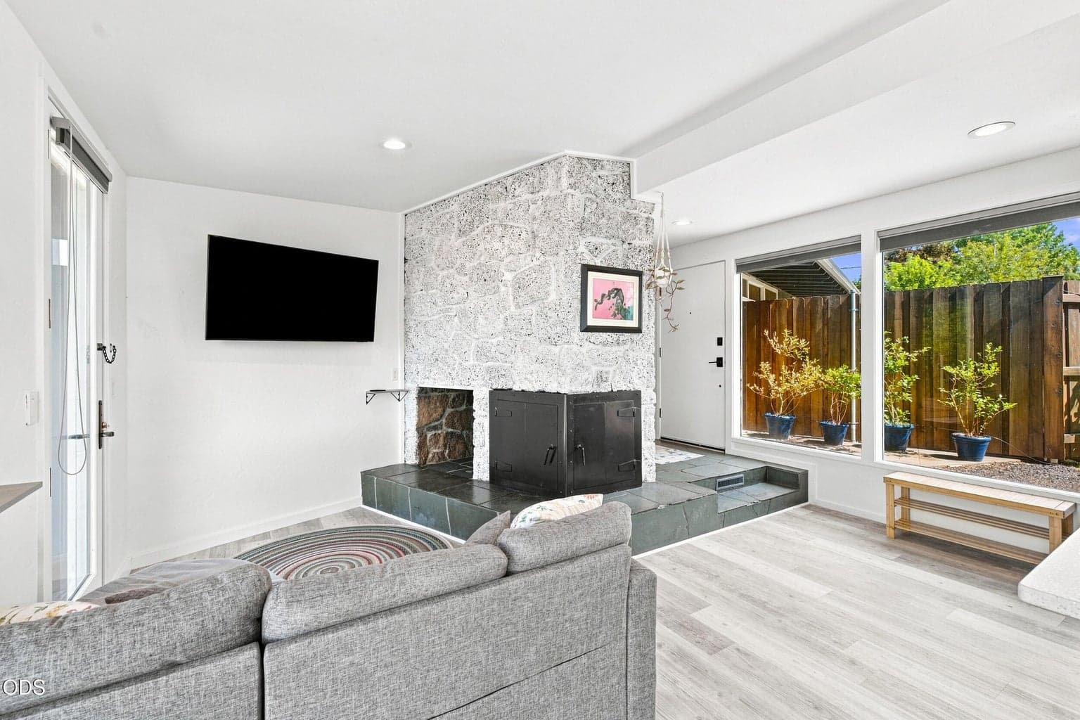 Photo of 655 NW Canyon Drive 11 of 48