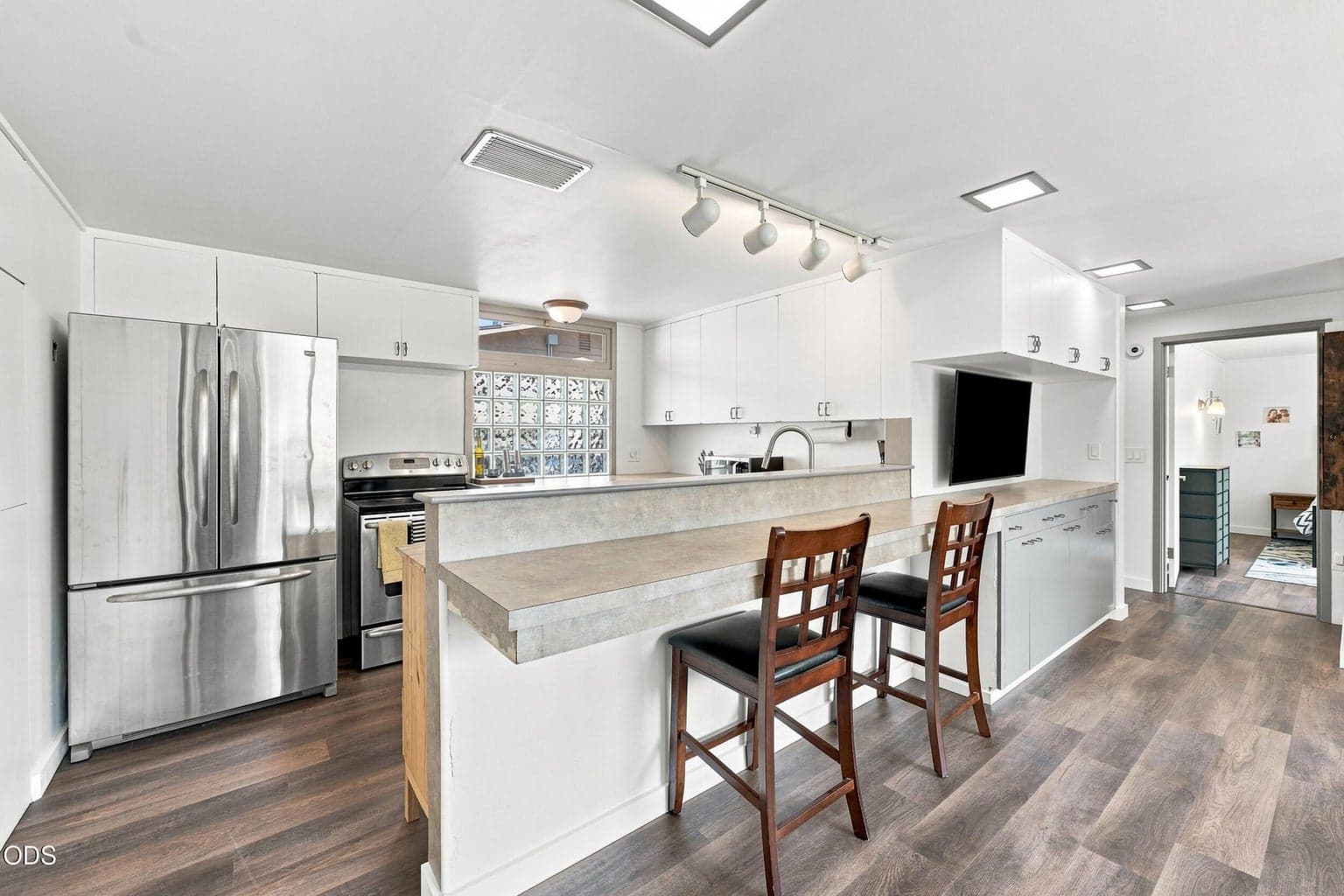 Photo of 655 NW Canyon Drive 20 of 48