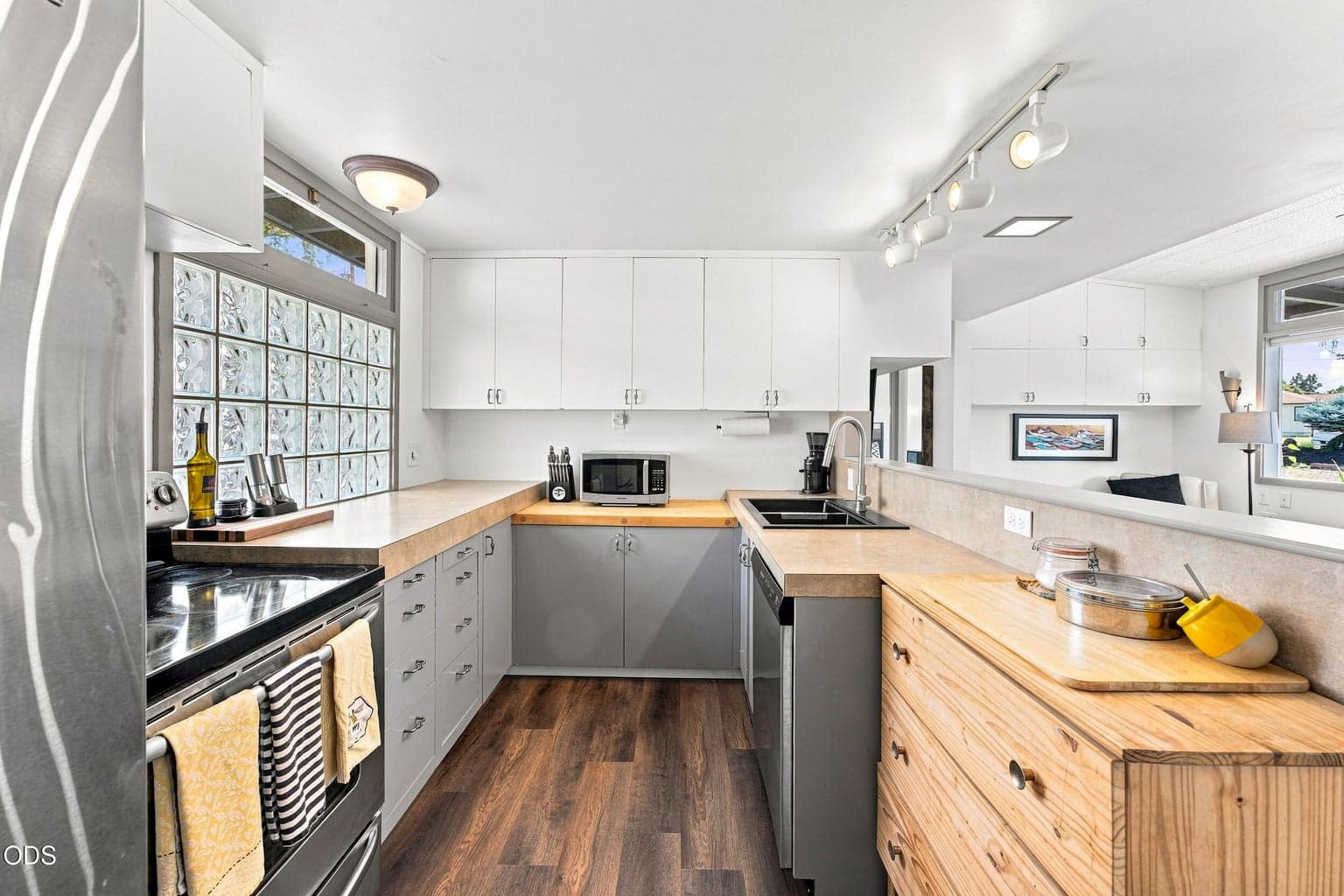 Photo of 655 NW Canyon Drive 21 of 48