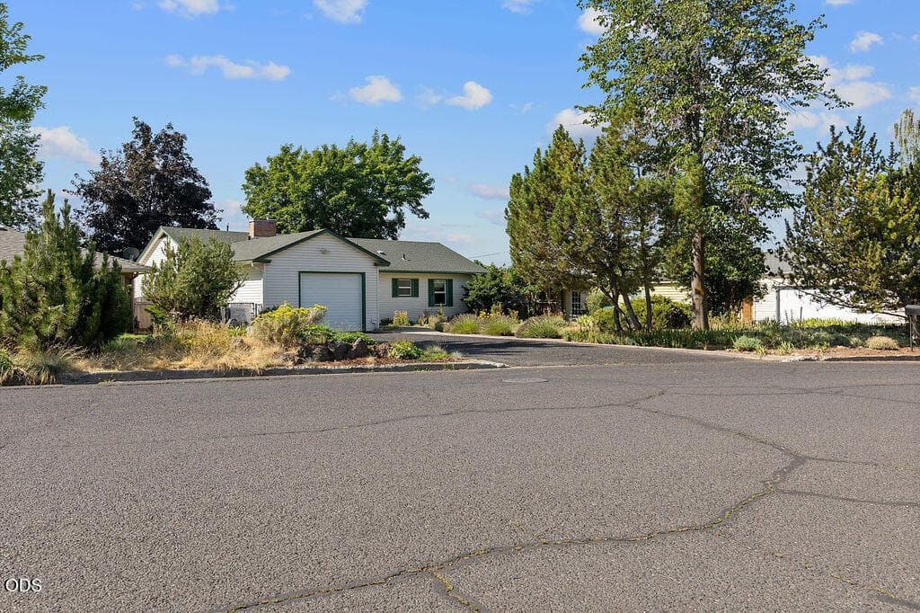 Photo of 598 NE Ochoco Avenue 36 of 37