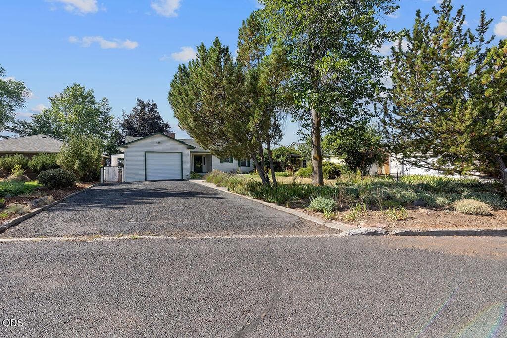 Photo of 598 NE Ochoco Avenue 2 of 37