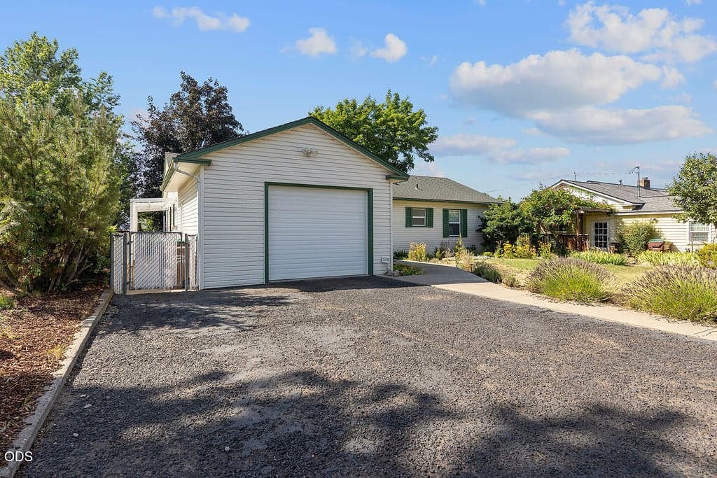 Photo of 598 NE Ochoco Avenue 3 of 37