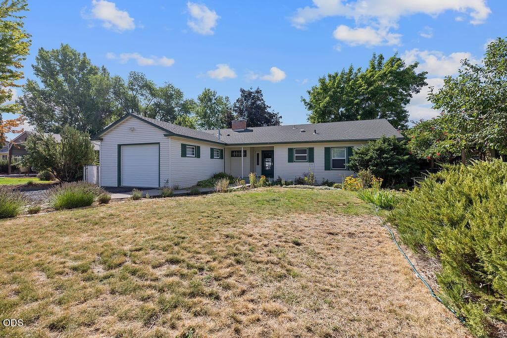 Photo of 598 NE Ochoco Avenue 4 of 37