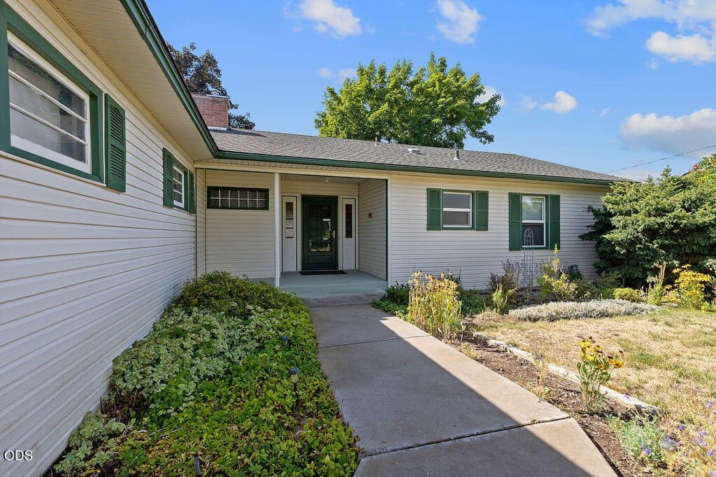 Photo of 598 NE Ochoco Avenue 5 of 37