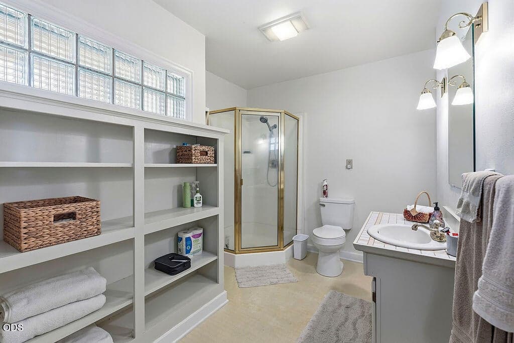 Hall bath off entrance