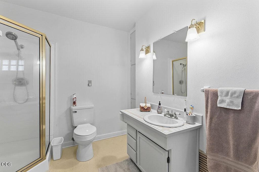 Hall bath off entrance