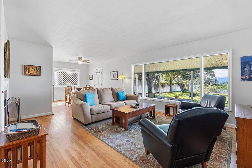 Photo of 598 NE Ochoco Avenue 9 of 37