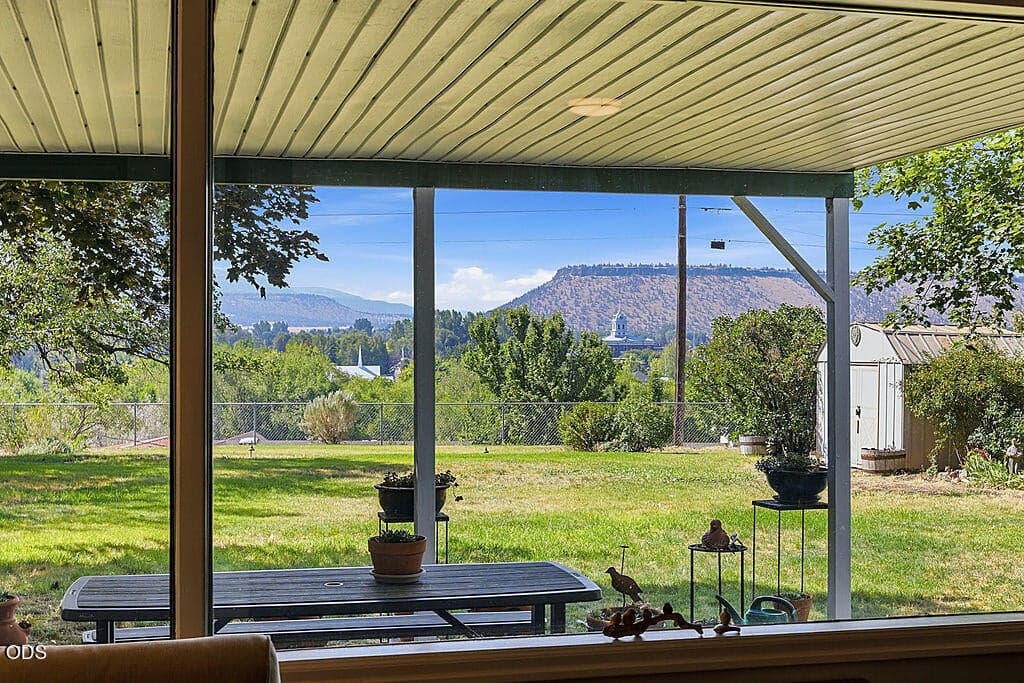 Photo of 598 NE Ochoco Avenue 11 of 37