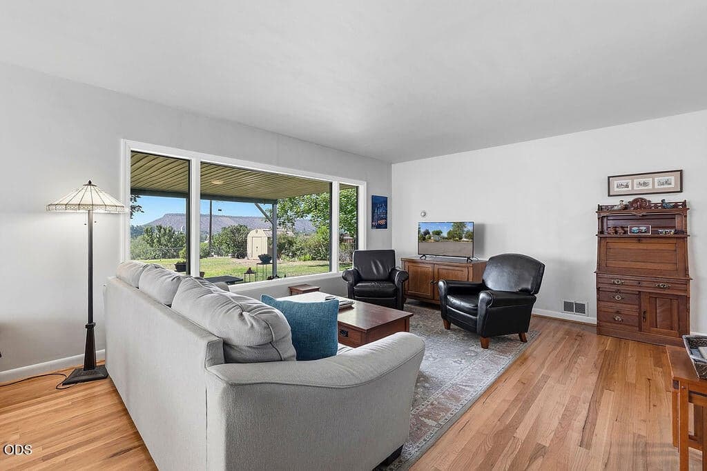 Photo of 598 NE Ochoco Avenue 13 of 37