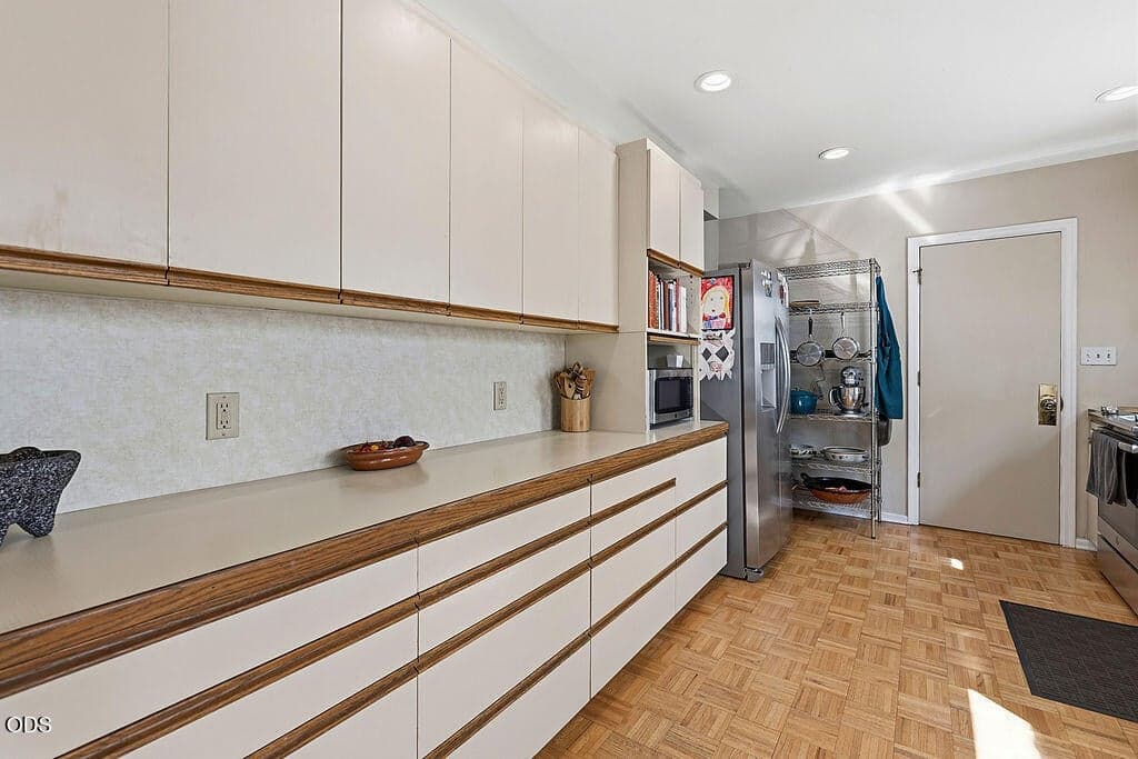 Photo of 598 NE Ochoco Avenue 17 of 37