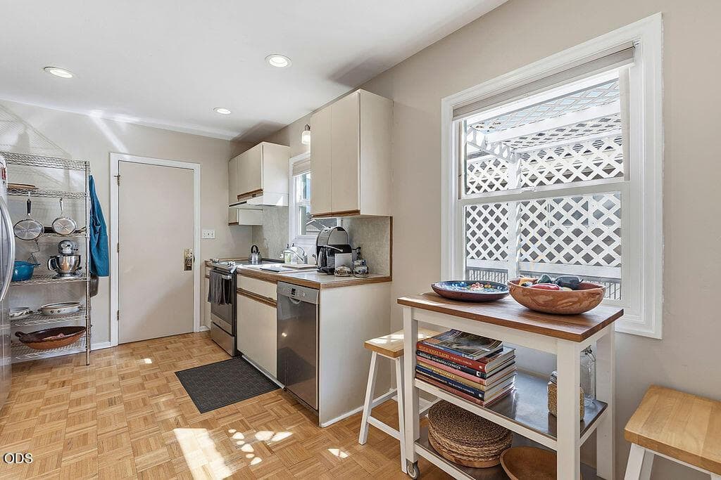 Photo of 598 NE Ochoco Avenue 18 of 37