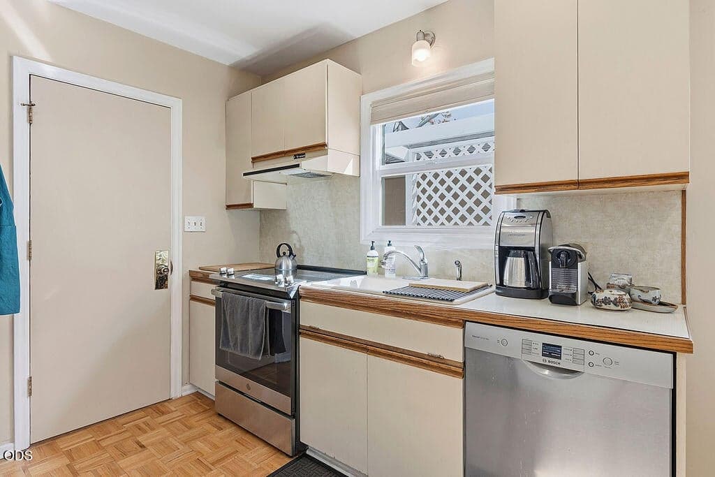 Photo of 598 NE Ochoco Avenue 19 of 37