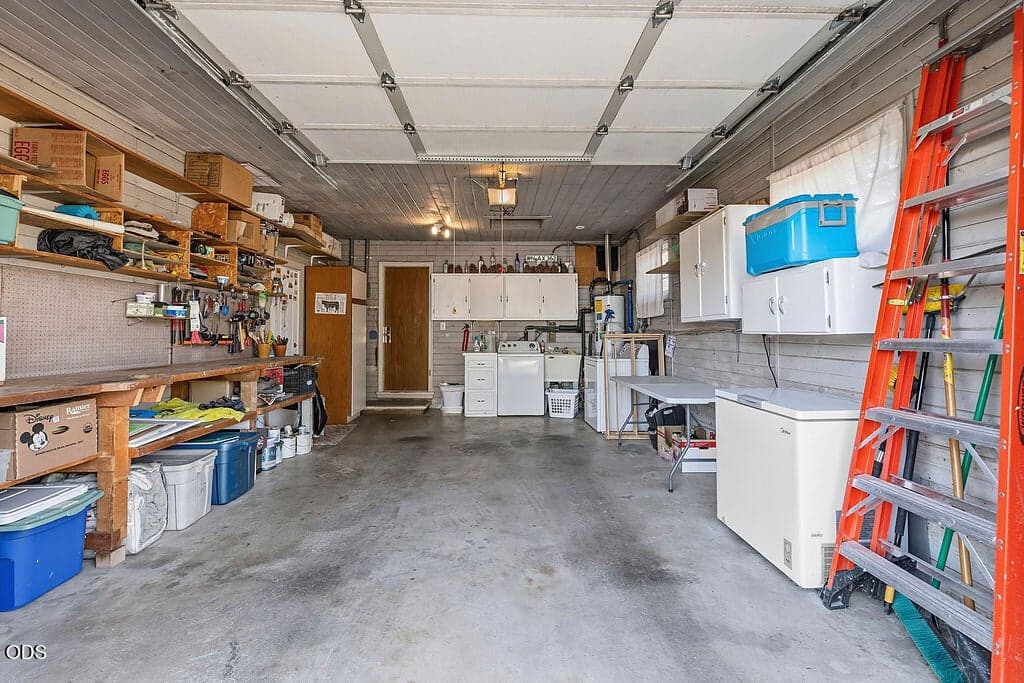 Photo of 598 NE Ochoco Avenue 25 of 37