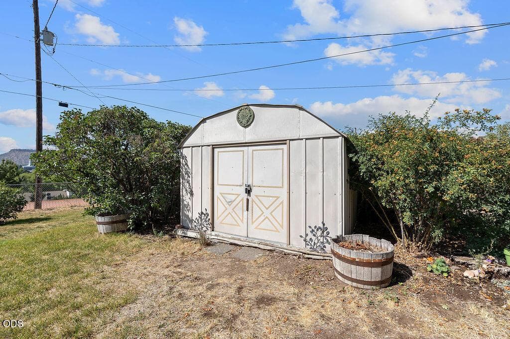 Photo of 598 NE Ochoco Avenue 31 of 37