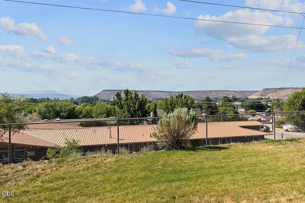Photo of 598 NE Ochoco Avenue 30 of 37