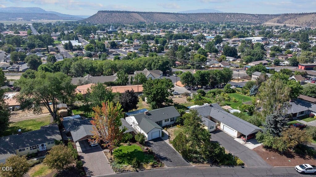 Photo of 598 NE Ochoco Avenue 32 of 37