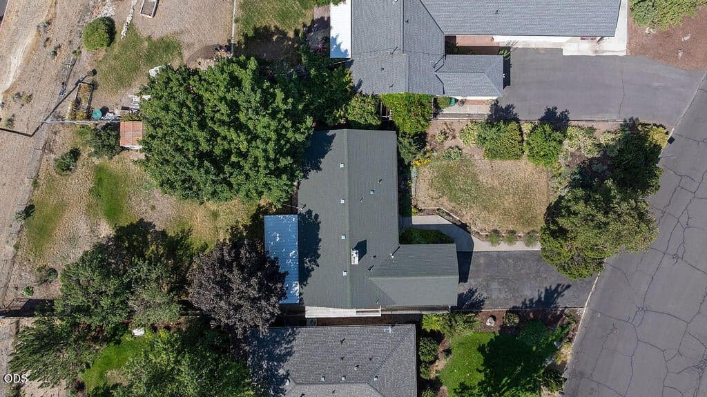 Photo of 598 NE Ochoco Avenue 33 of 37