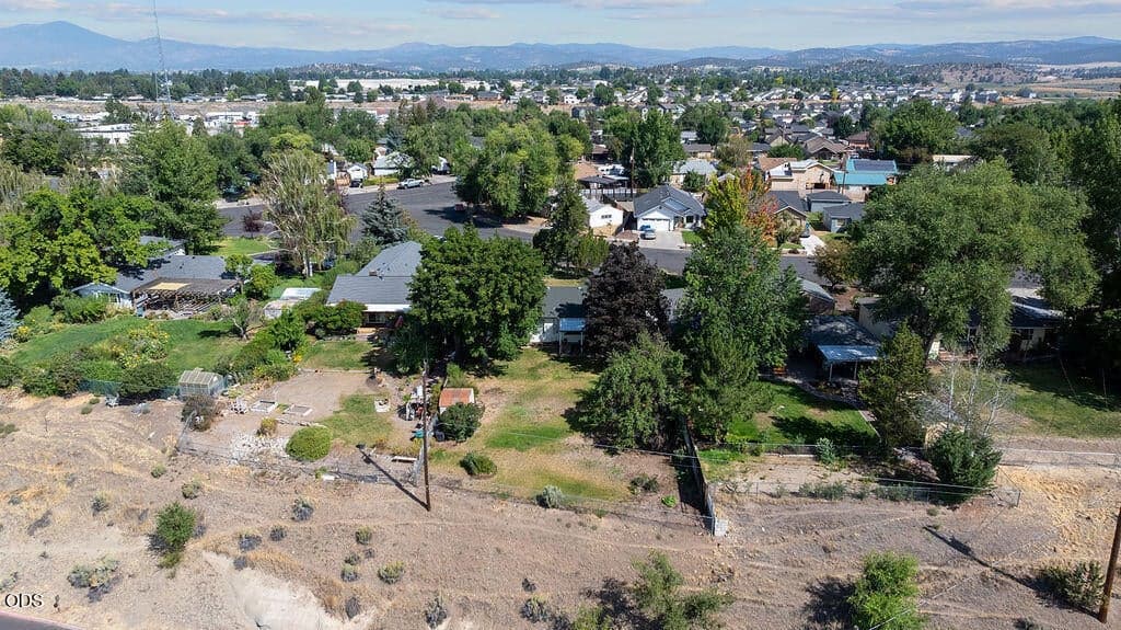 Photo of 598 NE Ochoco Avenue 34 of 37