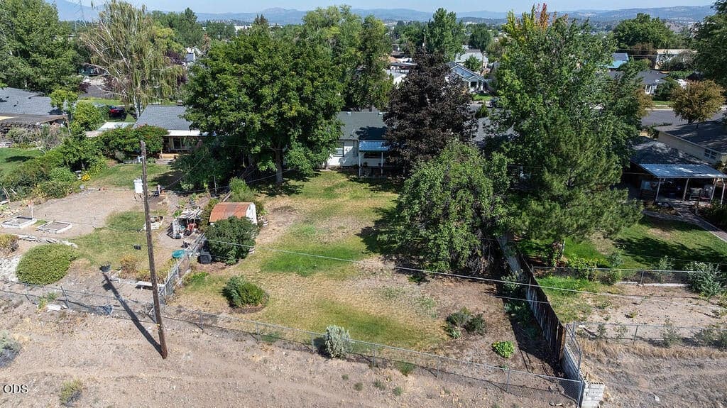 Photo of 598 NE Ochoco Avenue 35 of 37