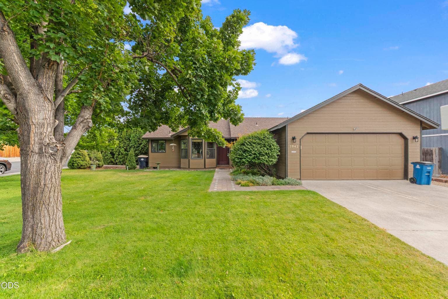 Photo of 2942 SW Quartz Avenue 1 of 29