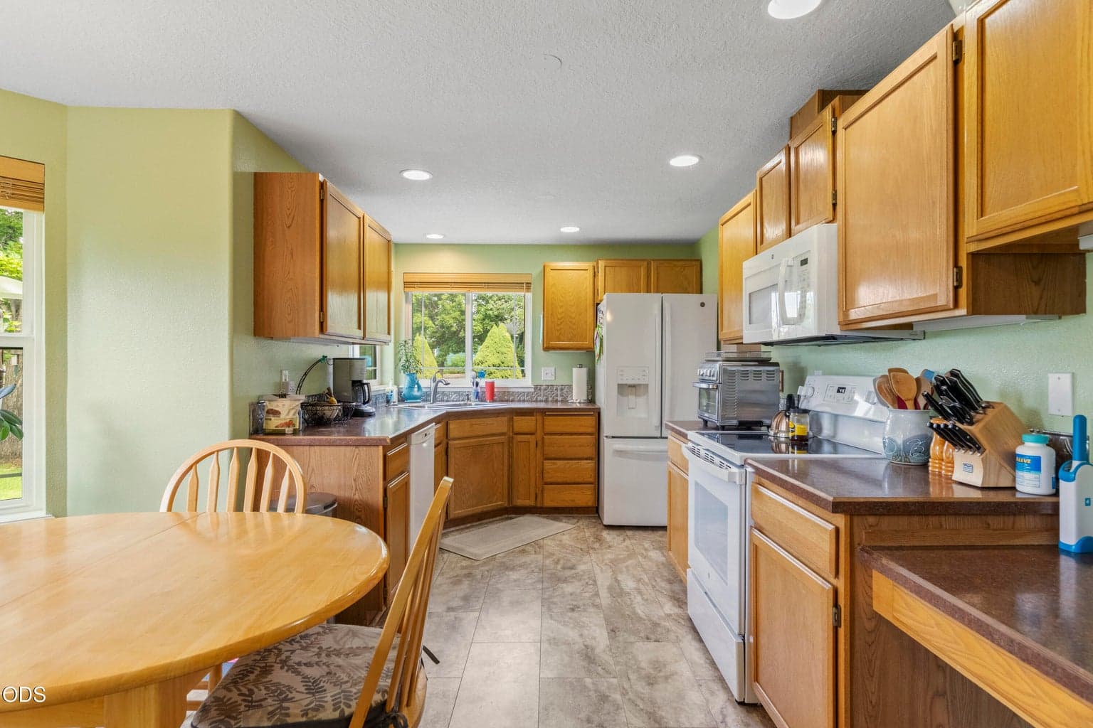 Photo of 2942 SW Quartz Avenue 9 of 29