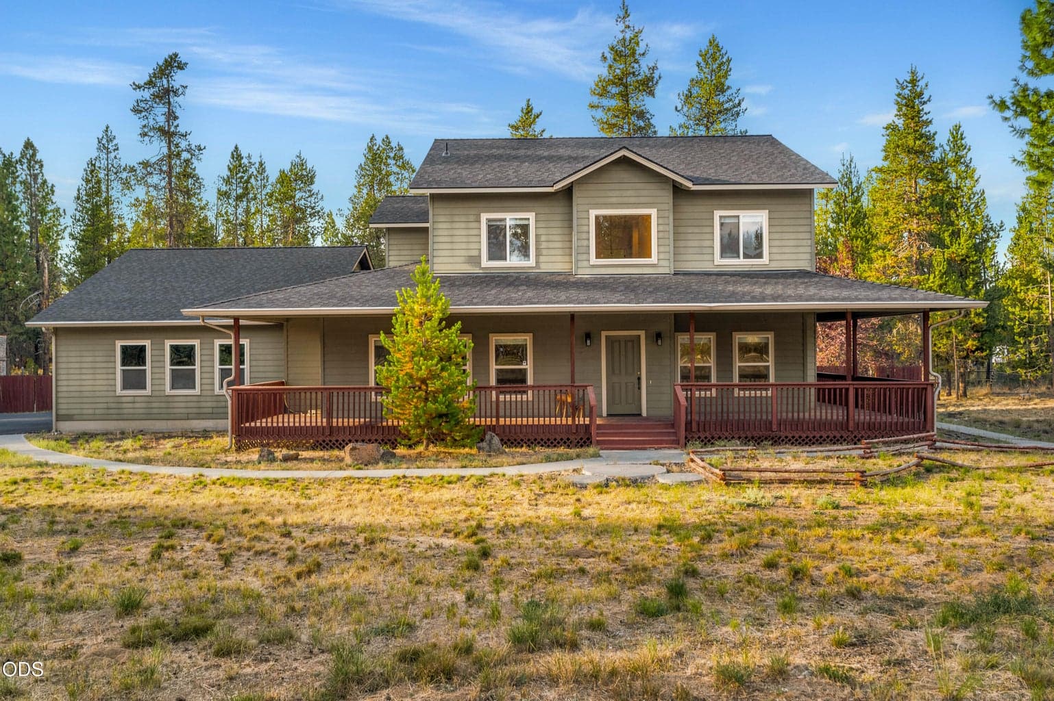 Luxurous living in the peaceful and quiet pines, minutes from Sunriver and La Pine. Large one acre (.97) lot