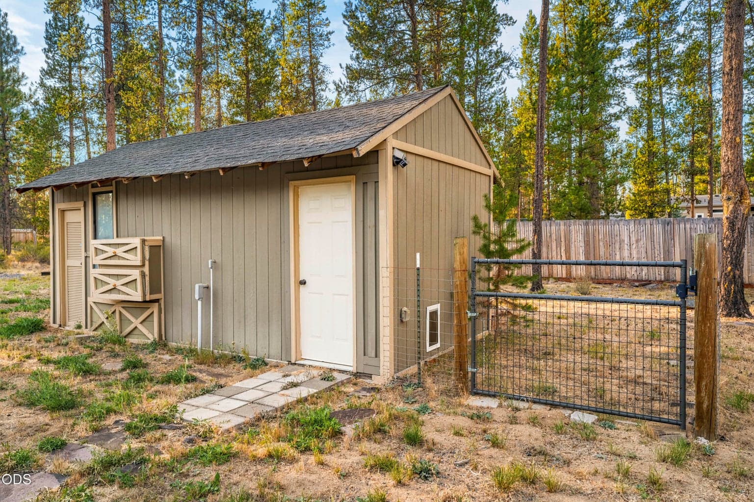 Large enclosure for dogs & chickens or whatever you want it for