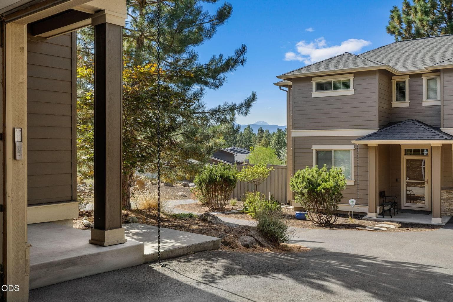 Photo of 2337 NW Debron Lane 2 of 39